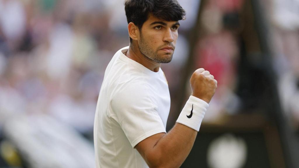 Alcaraz celebra un juego ante Struff.