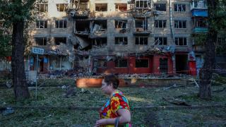 Una mujer pasa junto a un edificio residencial dañado durante los ataques rusos con drones y misiles, en medio de la ofensiva de Rusia contra Ucrania, en Kyiv, Ucrania, el 4 de julio de 2025.