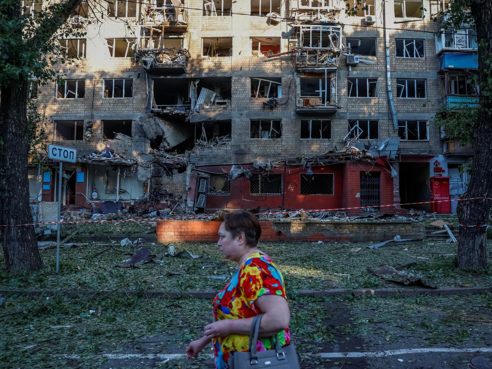 Una mujer pasa junto a un edificio residencial dañado durante los ataques rusos con drones y misiles, en medio de la ofensiva de Rusia contra Ucrania, en Kyiv, Ucrania, el 4 de julio de 2025.