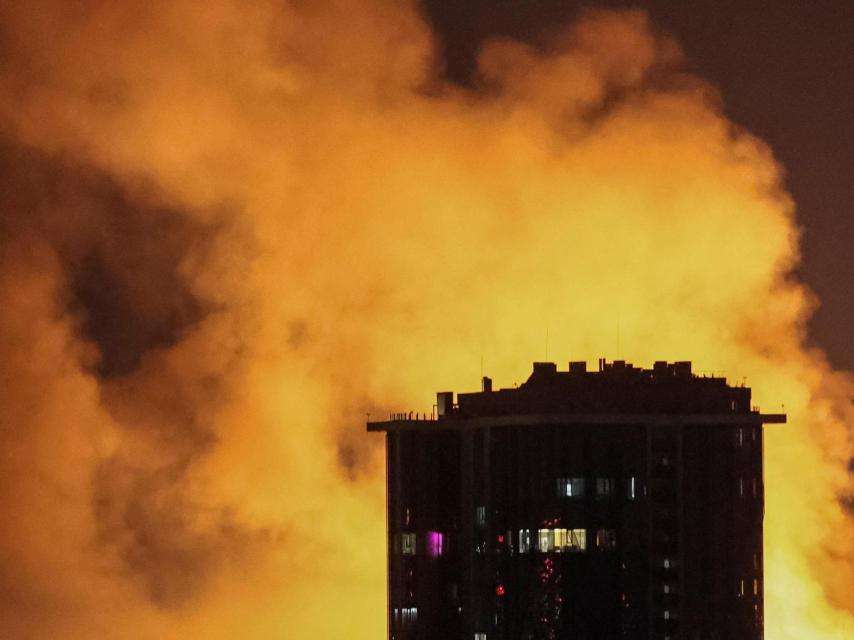 Una explosión de un dron ilumina el cielo sobre la ciudad durante un ataque con drones y misiles rusos, en medio del ataque de Rusia contra Ucrania, en Kyiv, Ucrania, el 4 de julio de 2025.