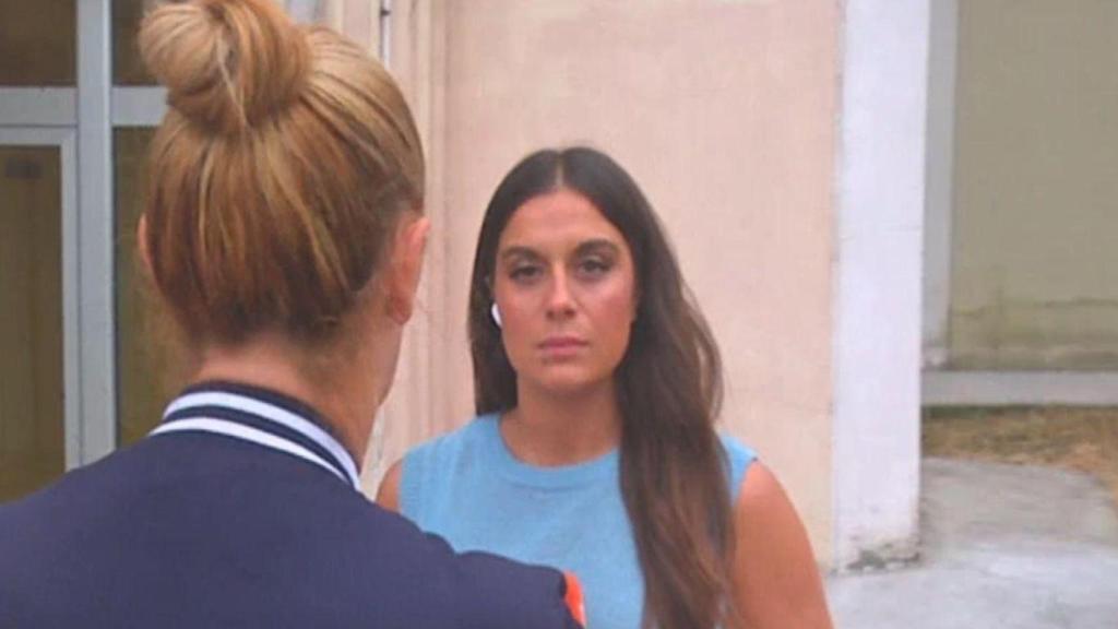 Ana de espaldas hablando con la periodista Flavia Bertolini.