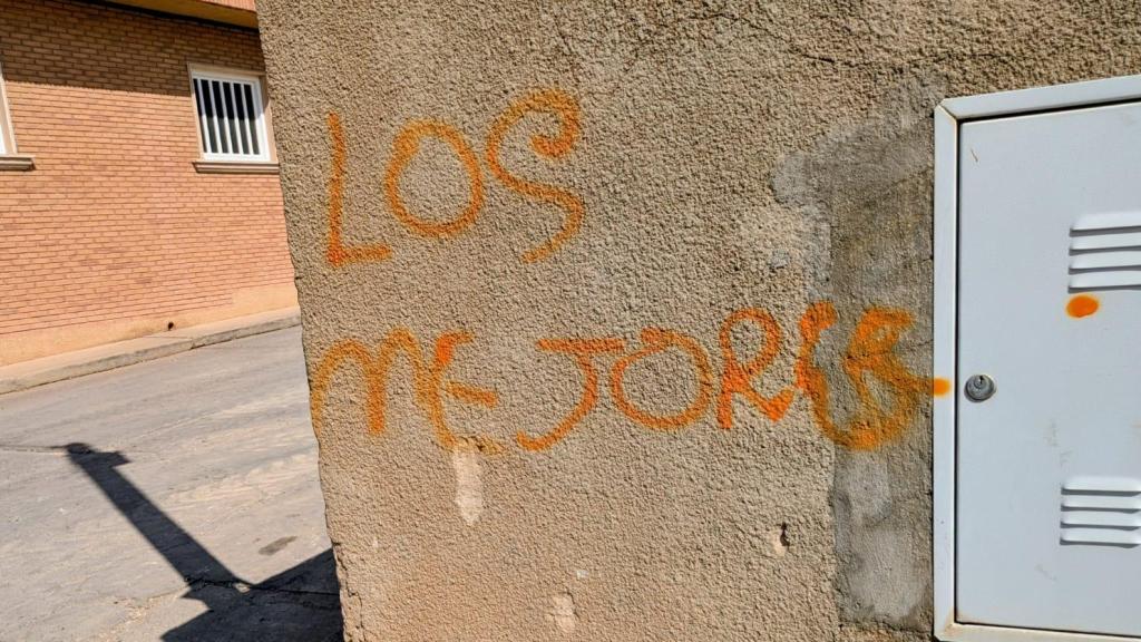 Graffiti en una pared de Aldeanueva del Ebro.
