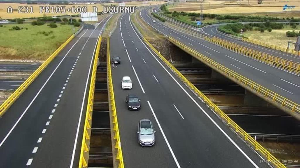 Algunos de los vehículos detenidos en medio de la autovía tras la intensa granizada en la provincia de Palencia