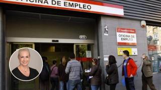 Montaje con personas haciendo cola para cobrar el paro y María Pilar Dancausa, asesora financiera.
