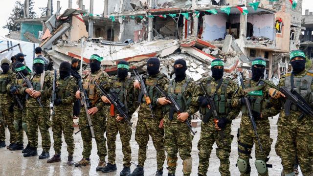 Miembros del grupo palestino Hamás hacen guardia en Gaza