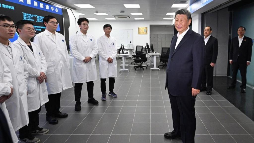 El presidente chino, Xi Jinping, conversa con investigadores en la Universidad de Ciencia y Tecnología de Macao.