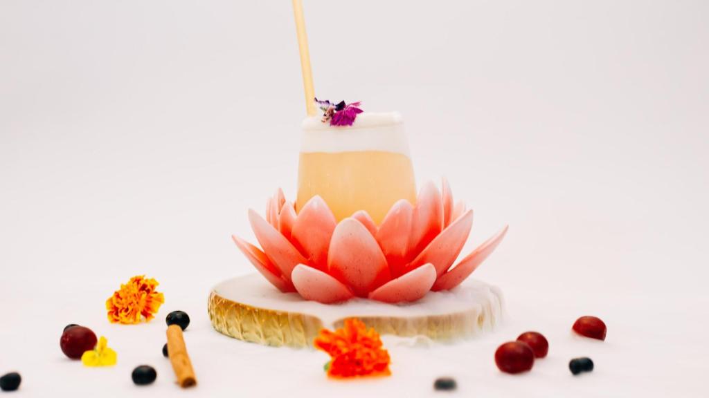 Uno de los cócteles, en flor de loto, del restaurante.