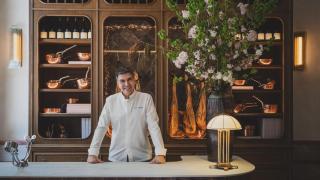 Ramón Freixa a la entrada del restaurante, donde un pequeño colmado da la bienvenida.