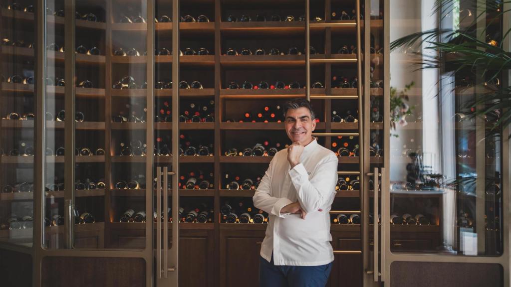 Ramón Freixa en la cava de vinos tintos que hay a la entrada del restaurante.