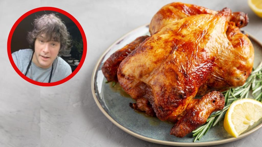 Jordi Cruz junto a un pollo asado en un montaje