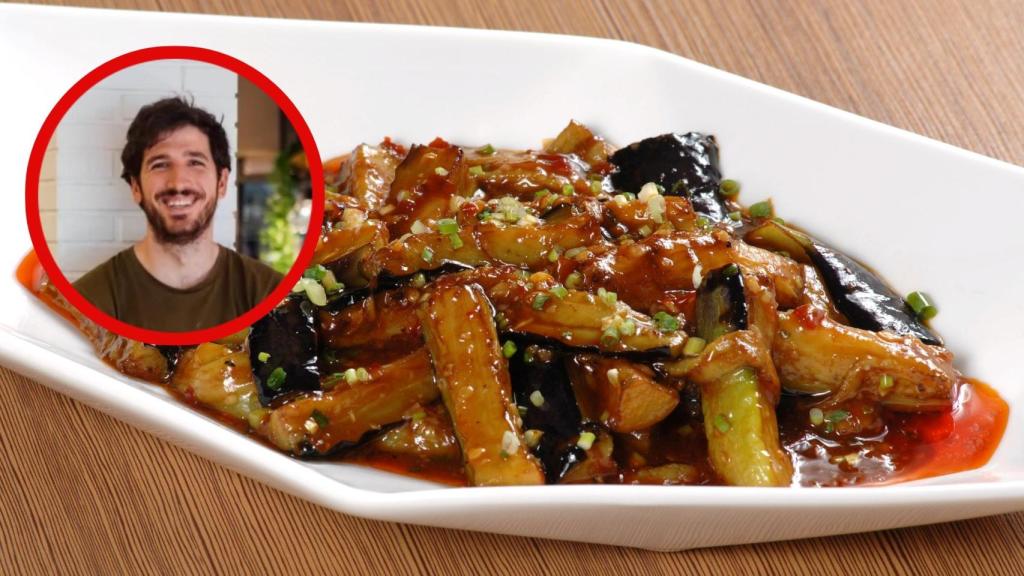 Álex Marugán y un plato de berenjenas salteadas con carne. Montaje de Cocinillas.