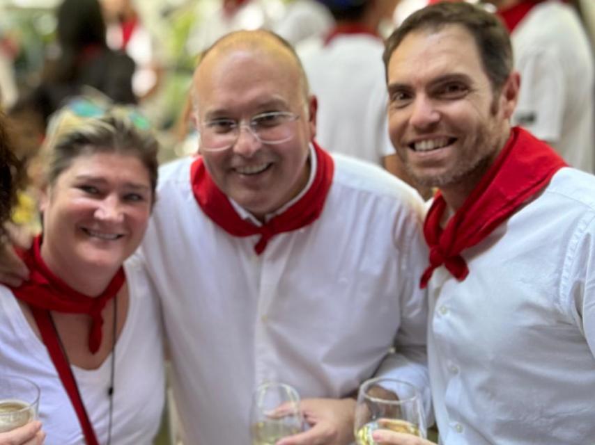 Miguel Tellado, con el diputado Sergio Sayas y otra compañera del PP en Pamploa durante los Sanfermines de 2024.