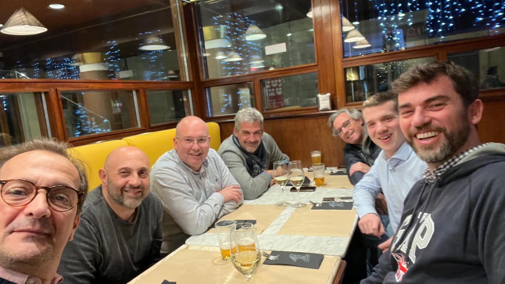 Miguel Tellado, con su familia política al acabar una jornada de trabajo, en un bar cerca de Génova.