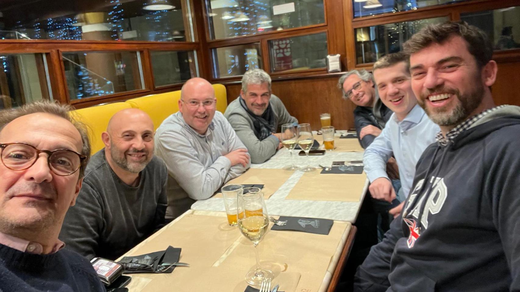 Miguel Tellado, con su familia política al acabar una jornada de trabajo, en un bar cerca de Génova.