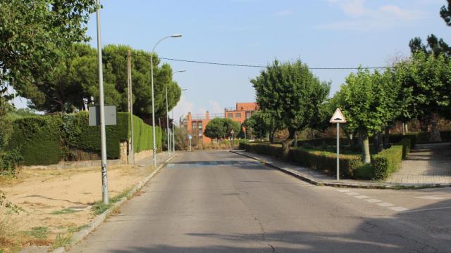 A la izquierda, la calle perteneciente al barrio Campodón de Alcorcón. A la derecha, la calle perteneciente a Villaviciosa de Odón.