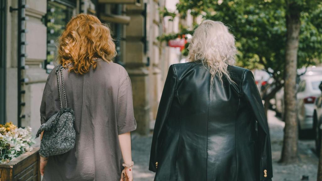 Dos mujeres paseando.
