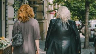 Dos mujeres paseando.