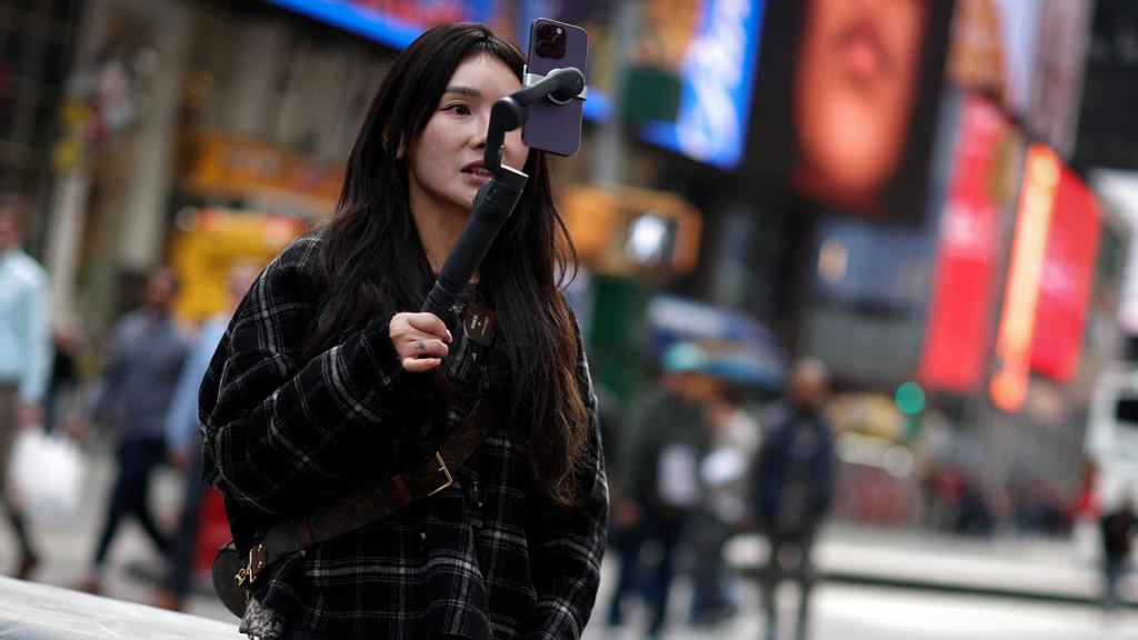 Joven TikTokera asiática.
