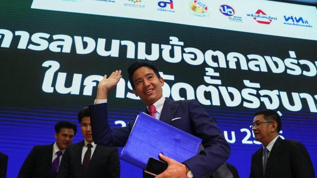 El líder del partido Move Forward, Pita Limjaroenrat, saluda durante una rueda de prensa para anunciar el acuerdo de su formación con los socios de coalición en Bangkok, Tailandia, el 22 de mayo de 2023.