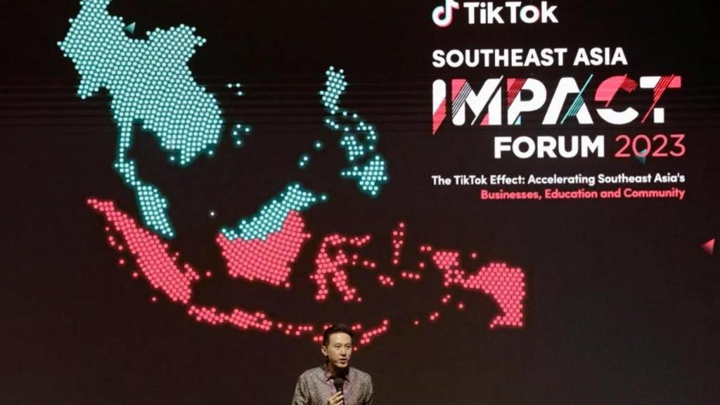 El CEO de TikTok, Shou Zi Chew, durante el evento del Informe sobre el Impacto Socioeconómico de TikTok en Yakarta, Indonesia.