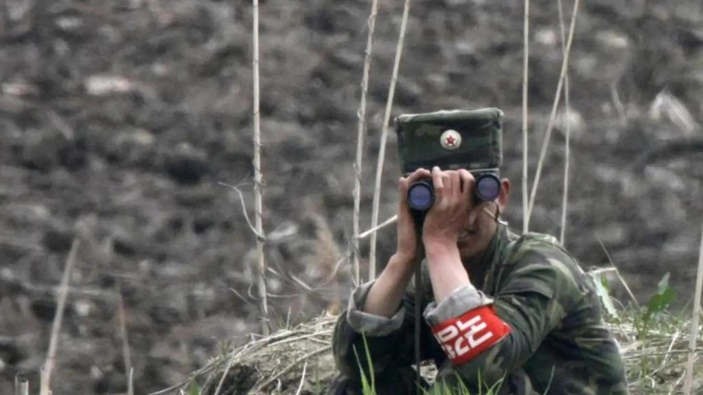 Un norcoreano vigila la frontera. Imagen de archivo.