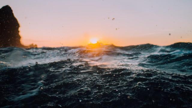 El mar con el sol de fondo.