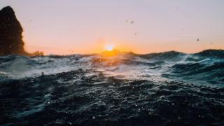 El mar con el sol de fondo.