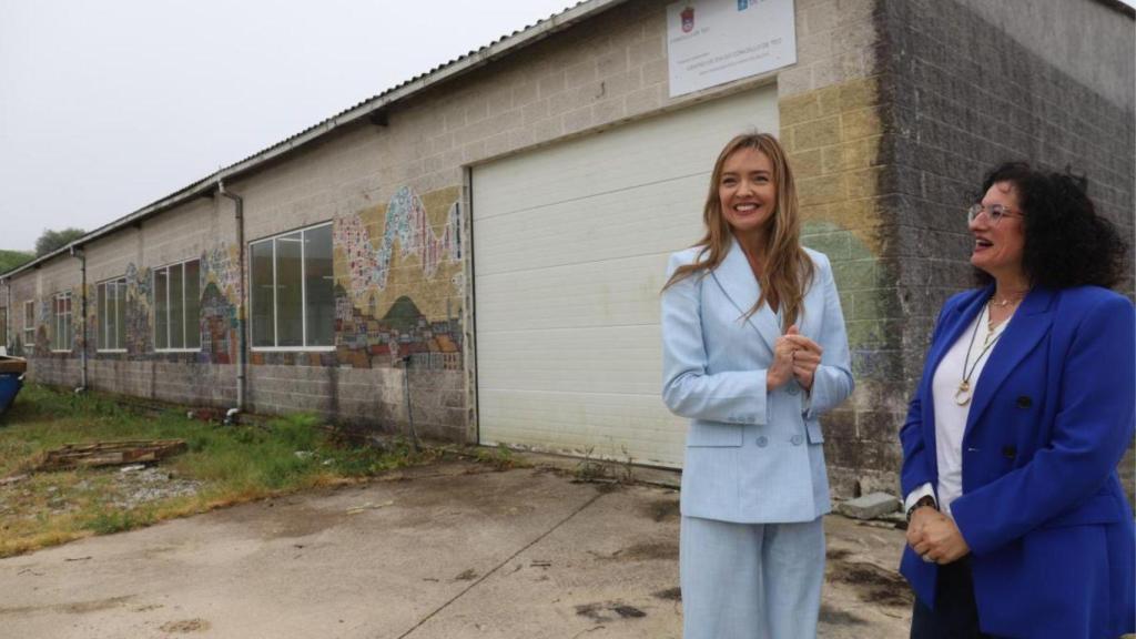 La conselleira de Política Social e Igualdade y la alcaldesa de Teo, durante una visita al inmueble en el que se instalará el futuro centro de día.