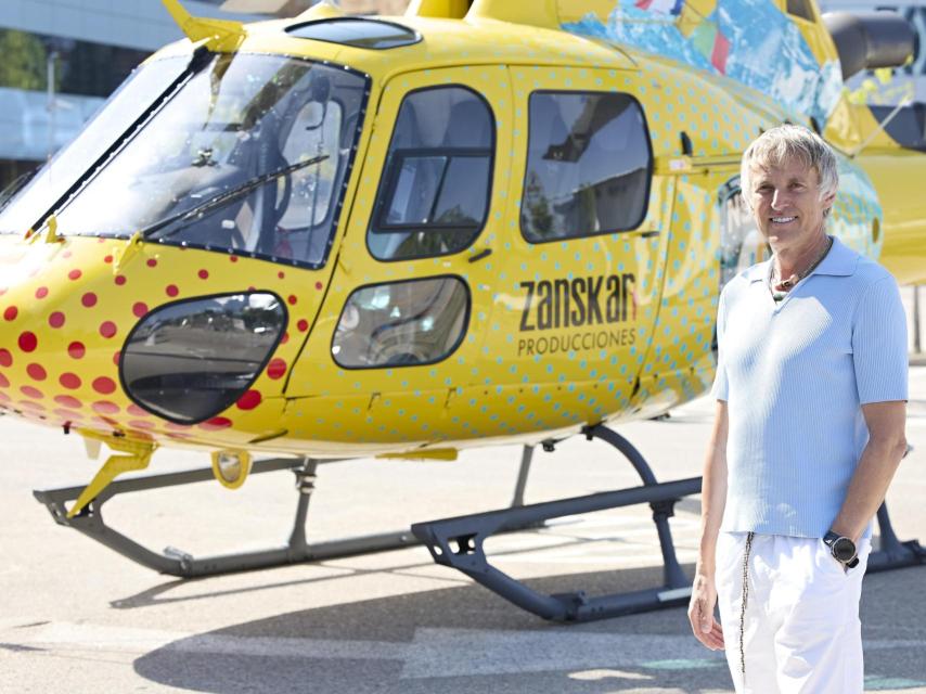 Calleja junto al helicóptero por el que pidió un préstamos.