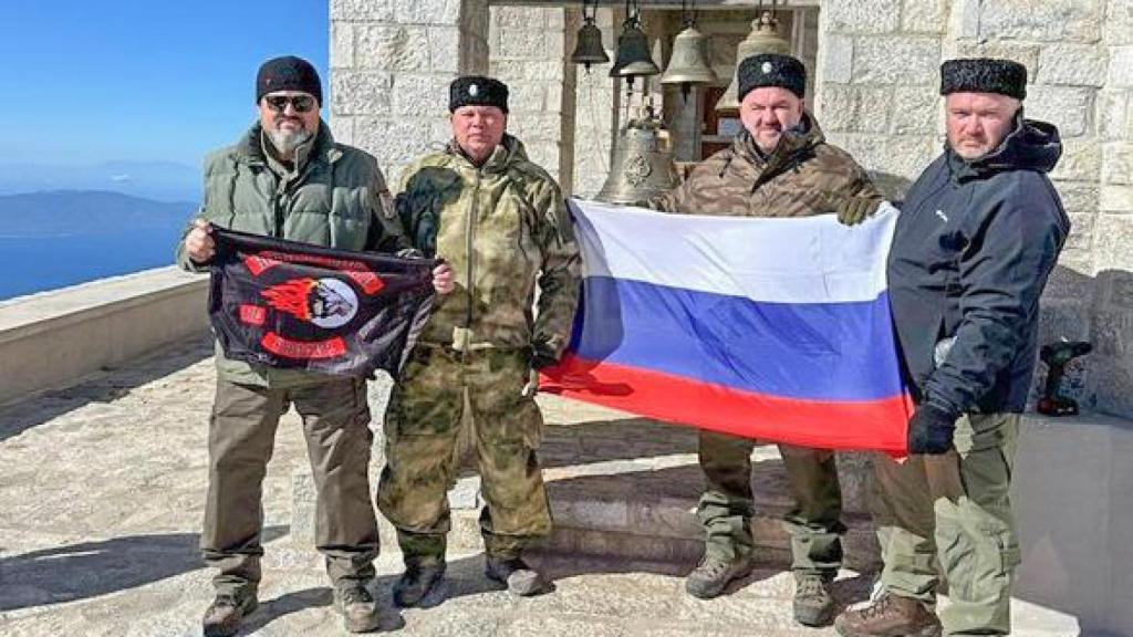 El atamán de los cosacos españoles, segundo por la izquierda, Alexánder Vasilenko, junto a varios cosacos más en Grecia.