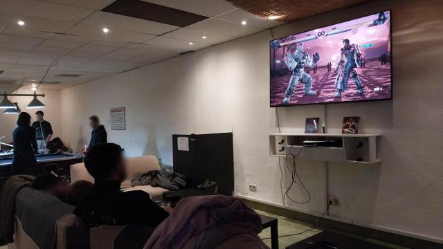 Varios usuarios juegan a videojuegos en una de las asociaciones cannábicas de Sevilla.