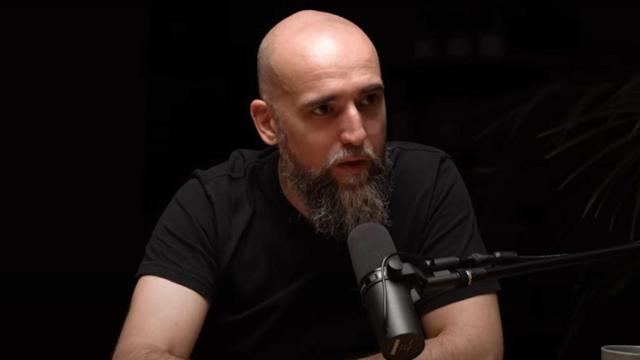 Jon Hernández opina sobre la IA durante una entrevista.