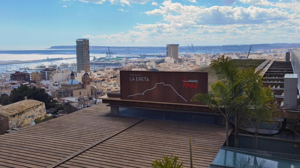 La vista de la bahía de Alicante con el restaurante en primer plano.
