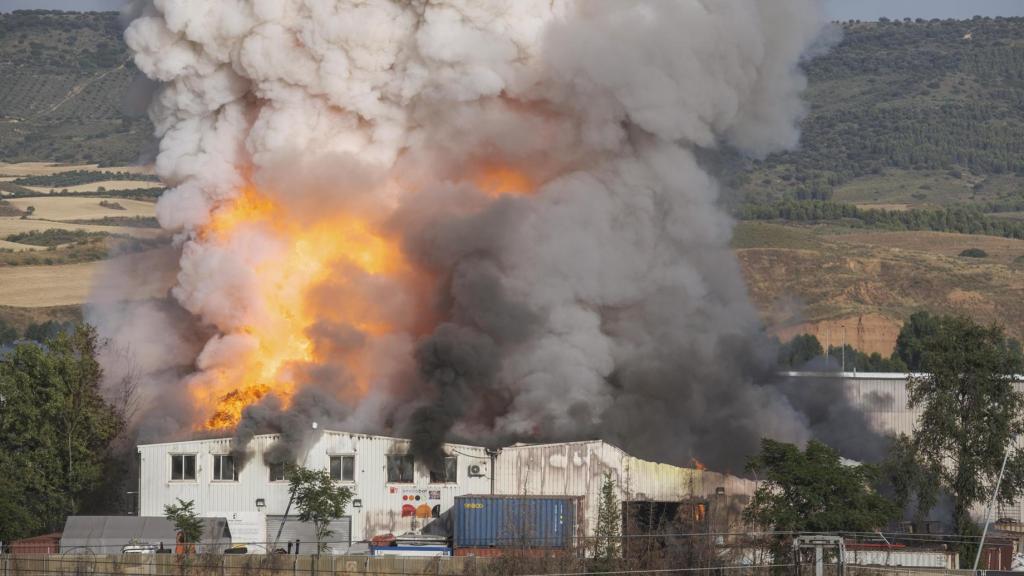 Imagen del incendio en la planta de reciclado de baterías de litio en Azuqueca de Henares (Guadalajara).