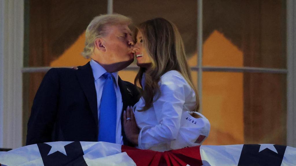 Donald Trump besa a su esposa Melania Trump en un balcón de la Casa Blanca, durante la celebración del 4 de Julio.