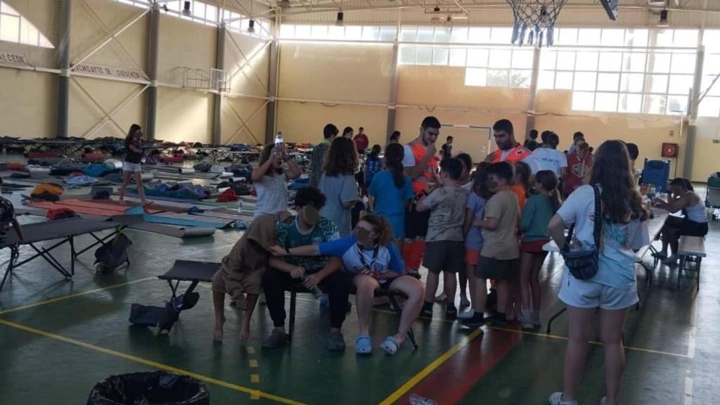 Los niños desalojados fueron realojados en un pabellón.