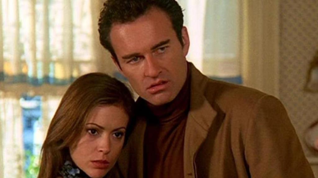 Alyssa Milano y Julian McMahon en una escena de 'Embrujadas'.