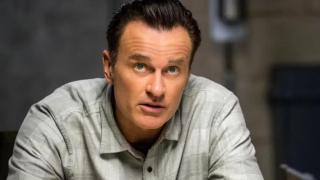 Julian McMahon en una escena de 'FBI: Most Wanted'.