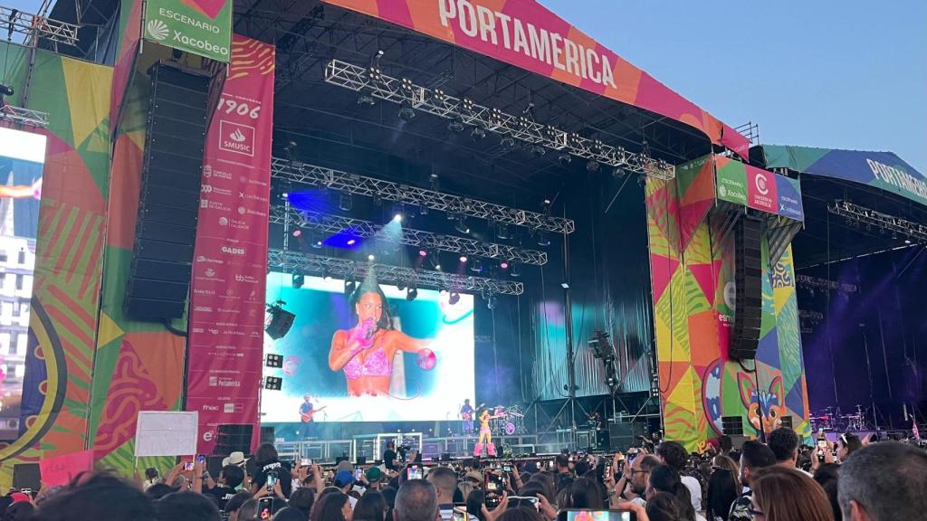 La argentina Emilia actuando en el festival PortAmérica