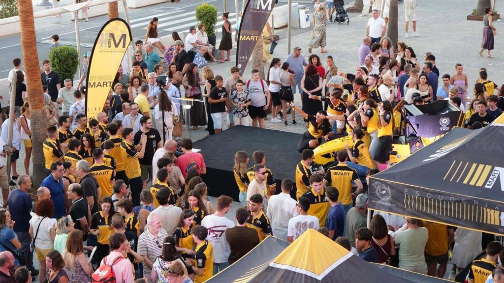 El vehículo se ha exhibido en el Muelle Uno del Puerto de Málaga, despertando el interés y la curiosidad de los viandantes.