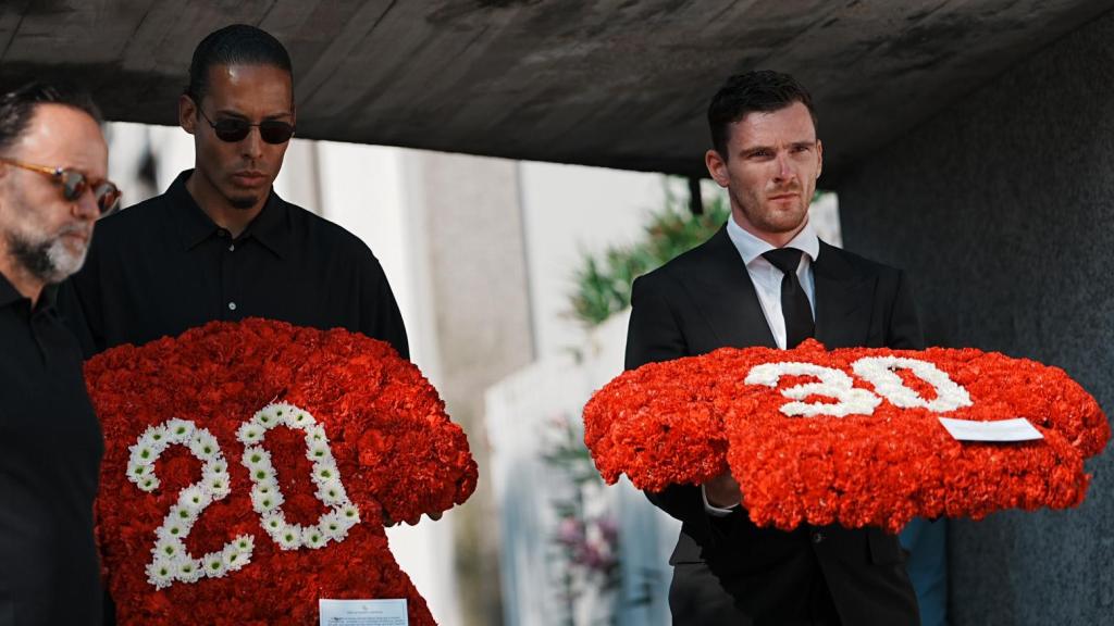 El funeral por Diogo Jota y su hermano André Silva ha tenido lugar este sábado, 5 de julio, en Gondomar, cerca de Oporto. A la despedida han acudido numerosos rostros conocidos del fútbol.