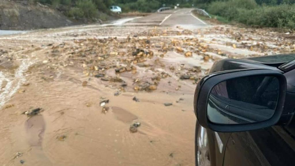 Carretera ZA-P-1405 anegada tras las fuertes tormentas