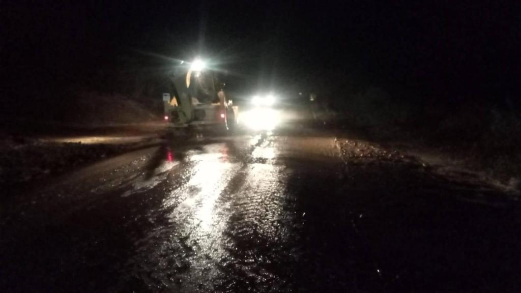 Trabajadores del Parque de Maquinaria trabajando en la carretera ZA-P-1405