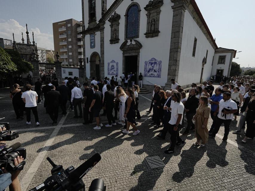 Cientos de personas se han acercado hasta la iglesia Matriz de Gondomar, también conocida como iglesia de San Cosme y San Damián.