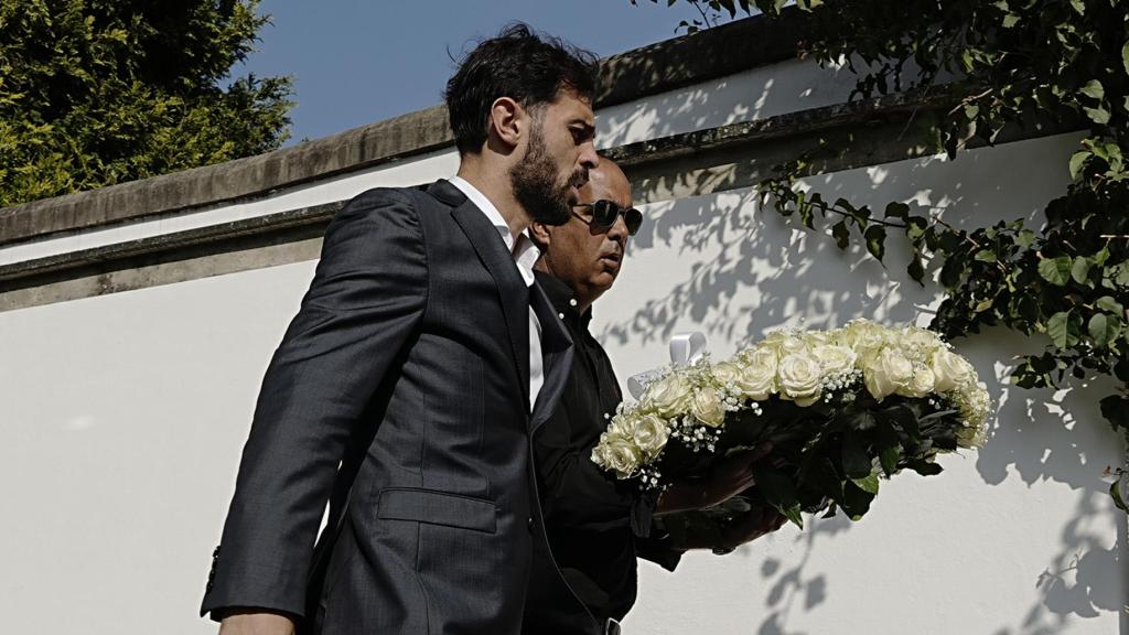 Compañeros de Diogo Jota y André Silva han llevado a la iglesia numerosos centros de flores.