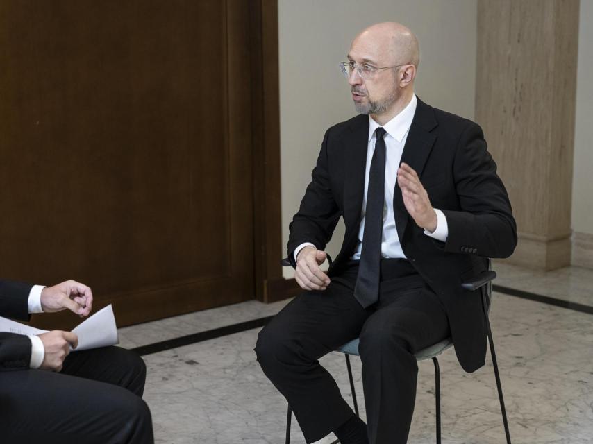 El primer ministro ucraniano, Denis Shmihal, responde a las preguntas de EL ESPAÑOL.