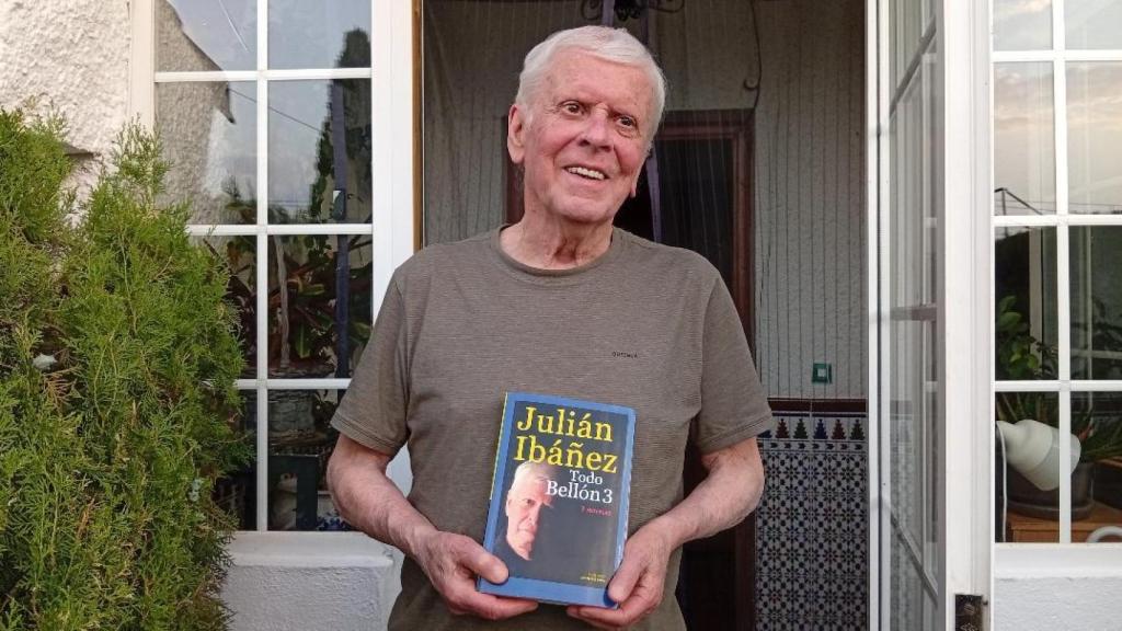 El escritor Julián Ibáñez a las puertas de su vivienda en Argés (Toledo).