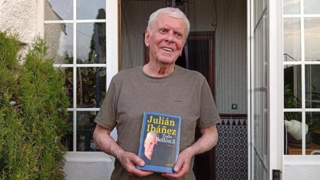 El escritor Julián Ibáñez a las puertas de su vivienda en Argés (Toledo).