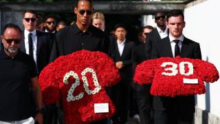 Van Dijk y Henderson portan camisetas del Liverpool hechas de flores en el funeral de Diogo Jota y su hermano.