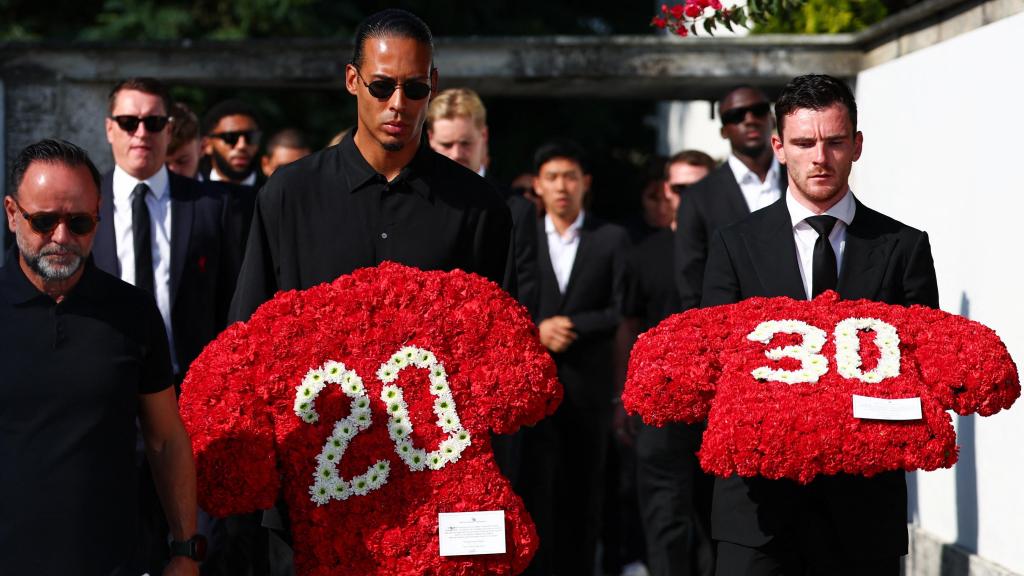 Van Dijk y Robertson portan camisetas del Liverpool hechas de flores en el funeral de Diogo Jota y su hermano.